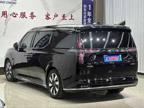 Volvo EM90 2025