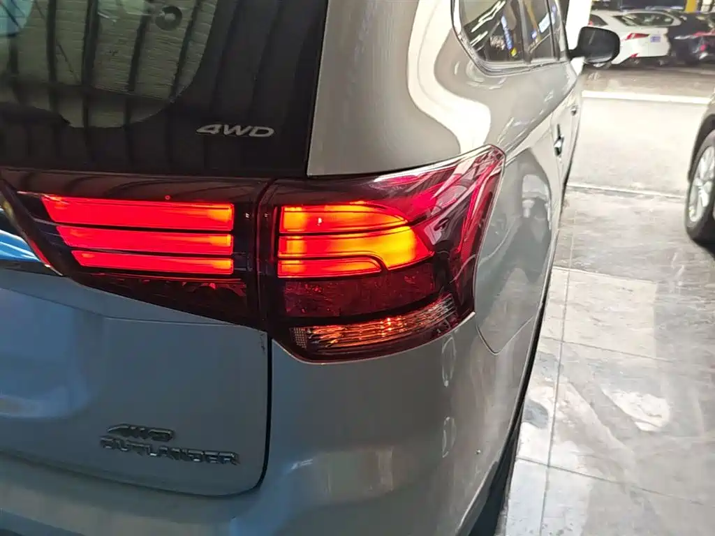 Mitsubishi Outlander 2018 — фото 8