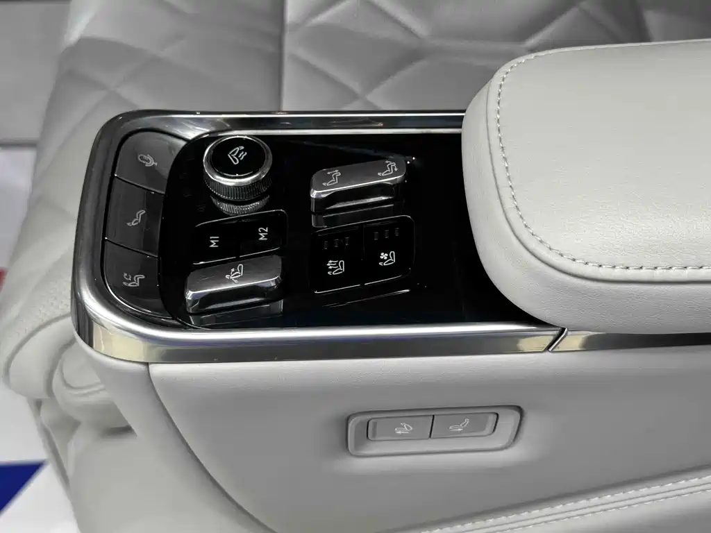 Volvo EM90 2025 — фото 15
