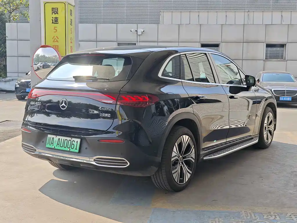 Mercedes-Benz EQE SUV 2025