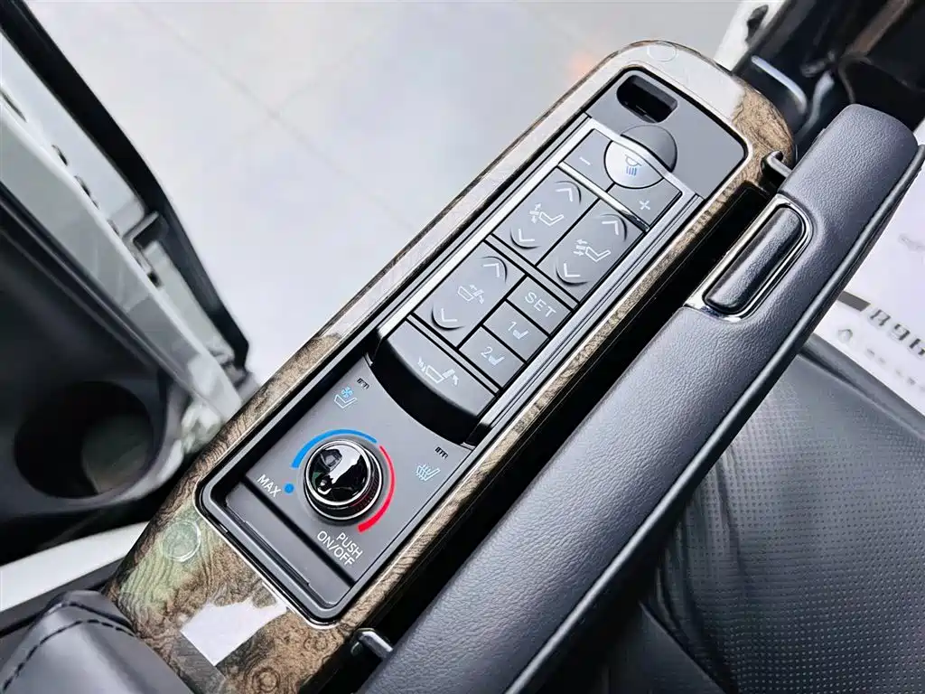 Toyota Alphard 2022 — фото 17