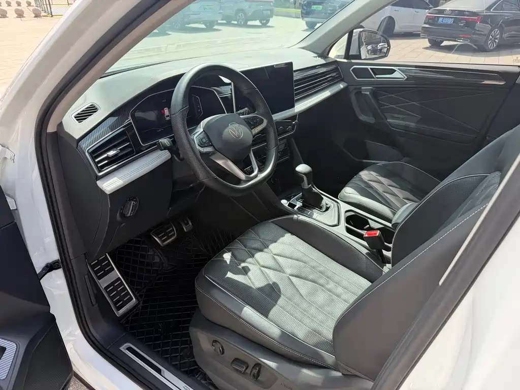 Volkswagen Tiguan L 2023 — фото 4