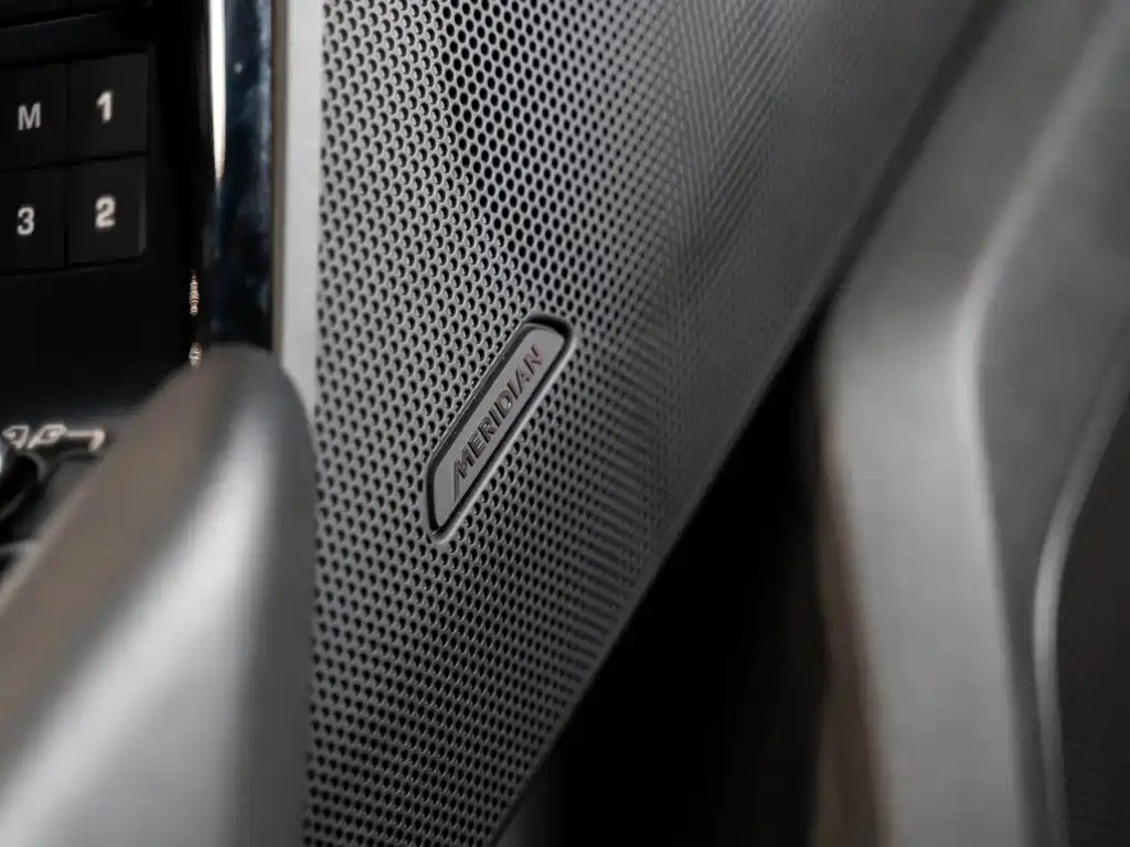 Land Rover Velar 2023 — фото 18