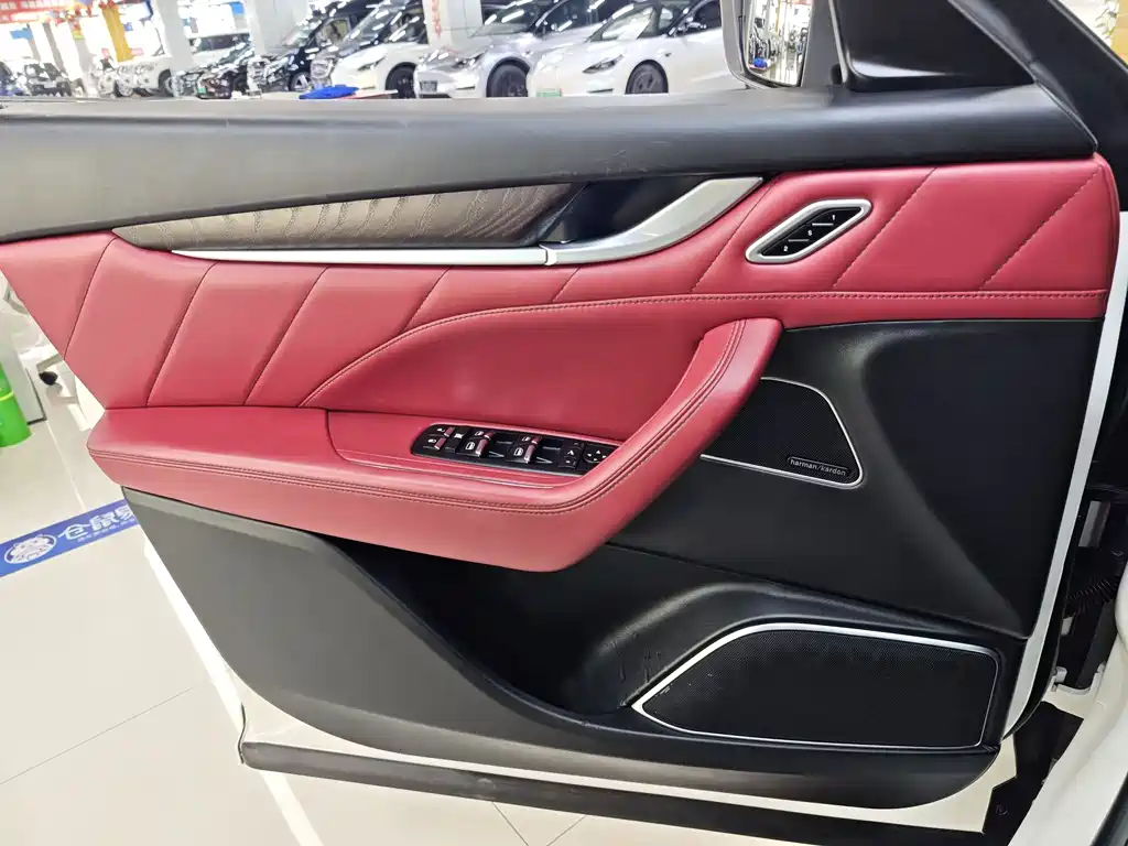 Maserati Levante 2019 — фото 12