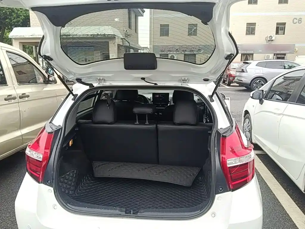 Toyota Yaris L 2021 — фото 19