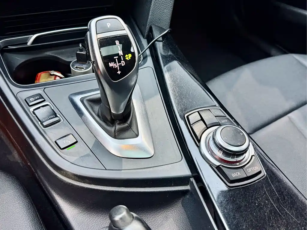 BMW 3 Series 2017 — фото 16