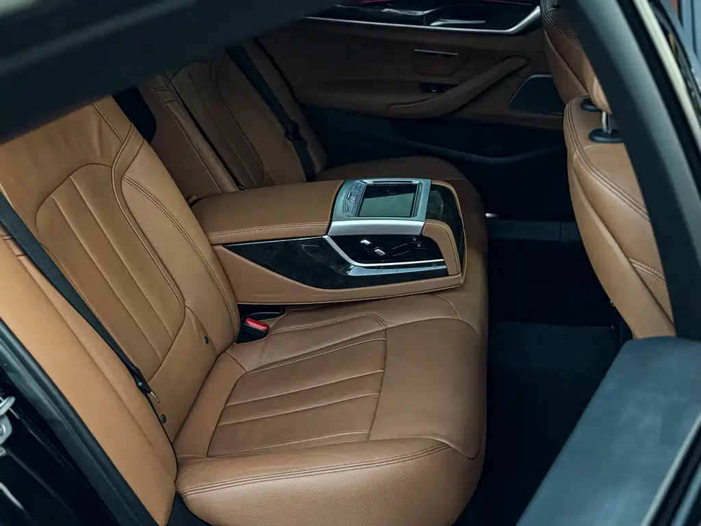 BMW 5 Series 2018 — фото 16