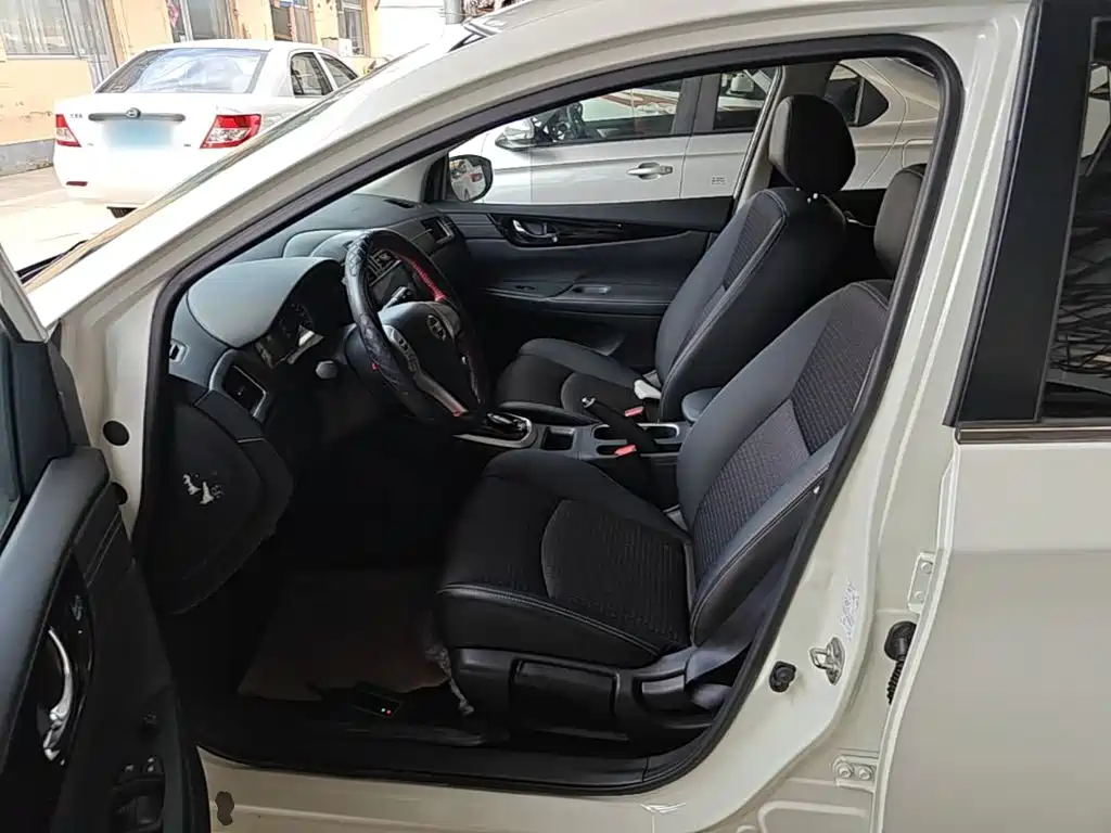 Nissan Tiida 2017 — фото 15