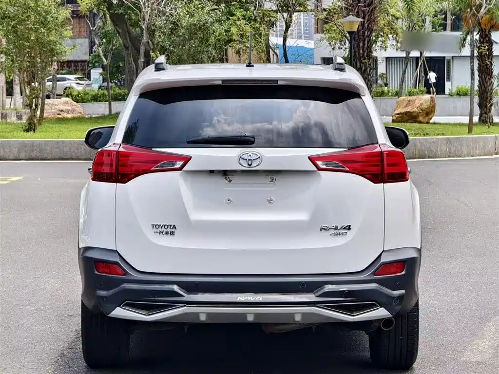 Toyota RAV4 2015 — фото 9