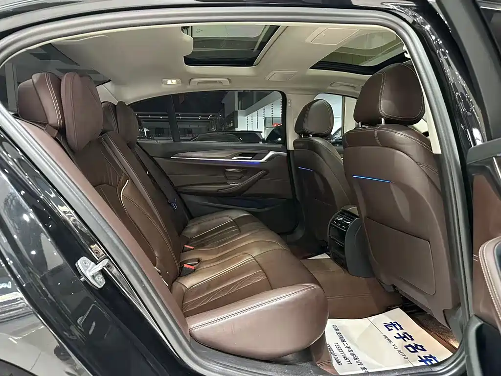 BMW 5 Series 2018 — фото 18