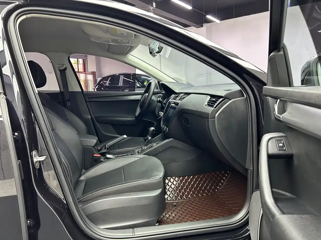 Skoda Octavia 2022 — фото 19