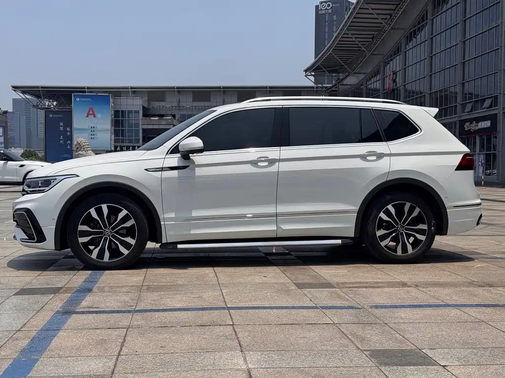 Volkswagen Tiguan L 2023 — фото 8