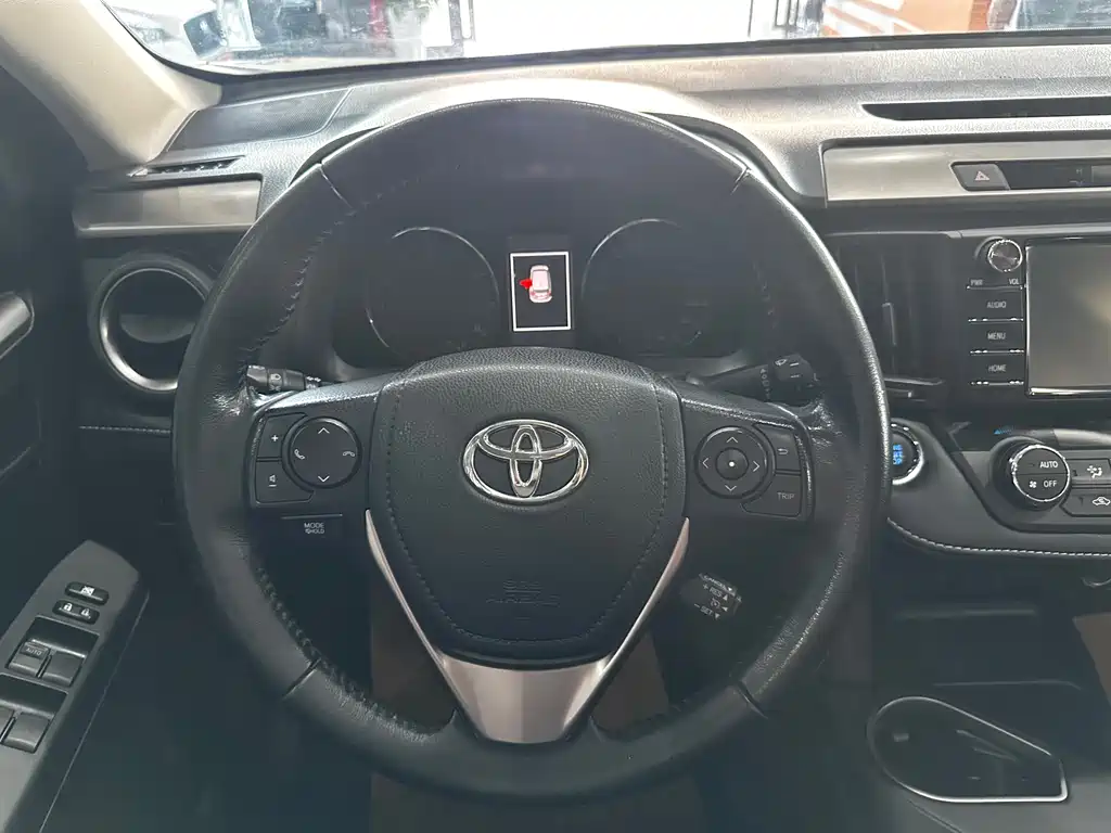Toyota RAV4 2017 — фото 8