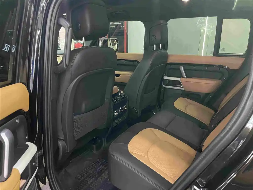 Land Rover Defender 2023 — фото 11