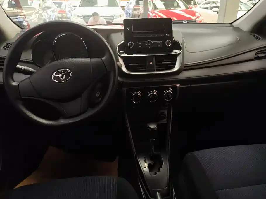 Toyota Yaris L 2020 — фото 12