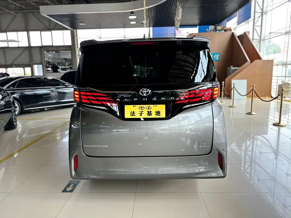 Toyota Alphard 2023 — фото 24