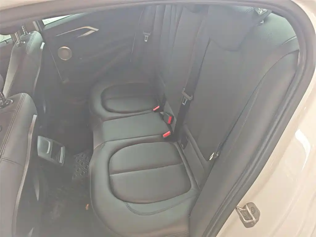BMW 1 Series 2023 — фото 17