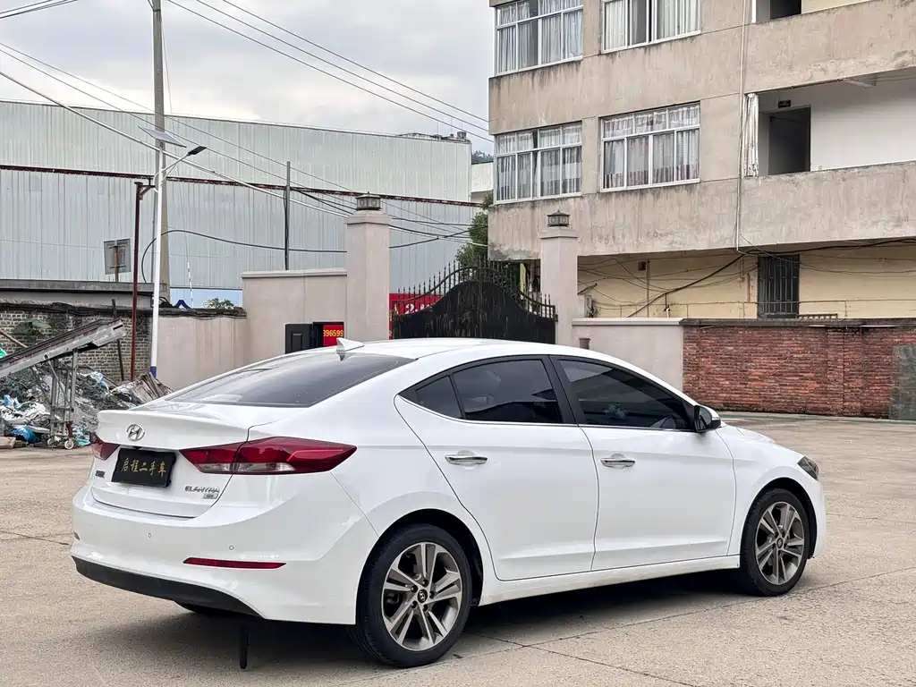 Hyundai Elantra 2019 — фото 9