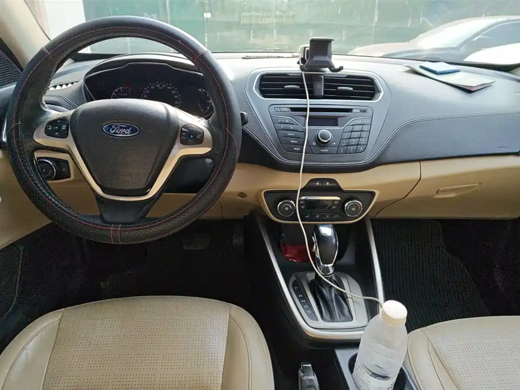 Ford Escort 2015 — фото 10