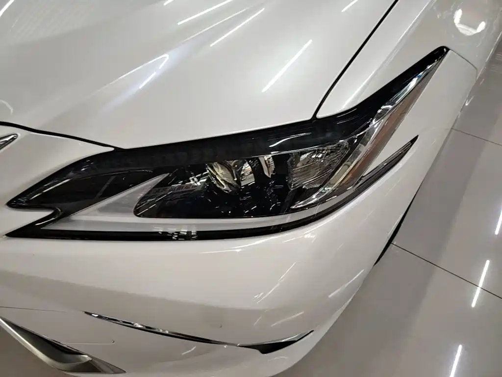 Lexus ES 2020 — фото 24