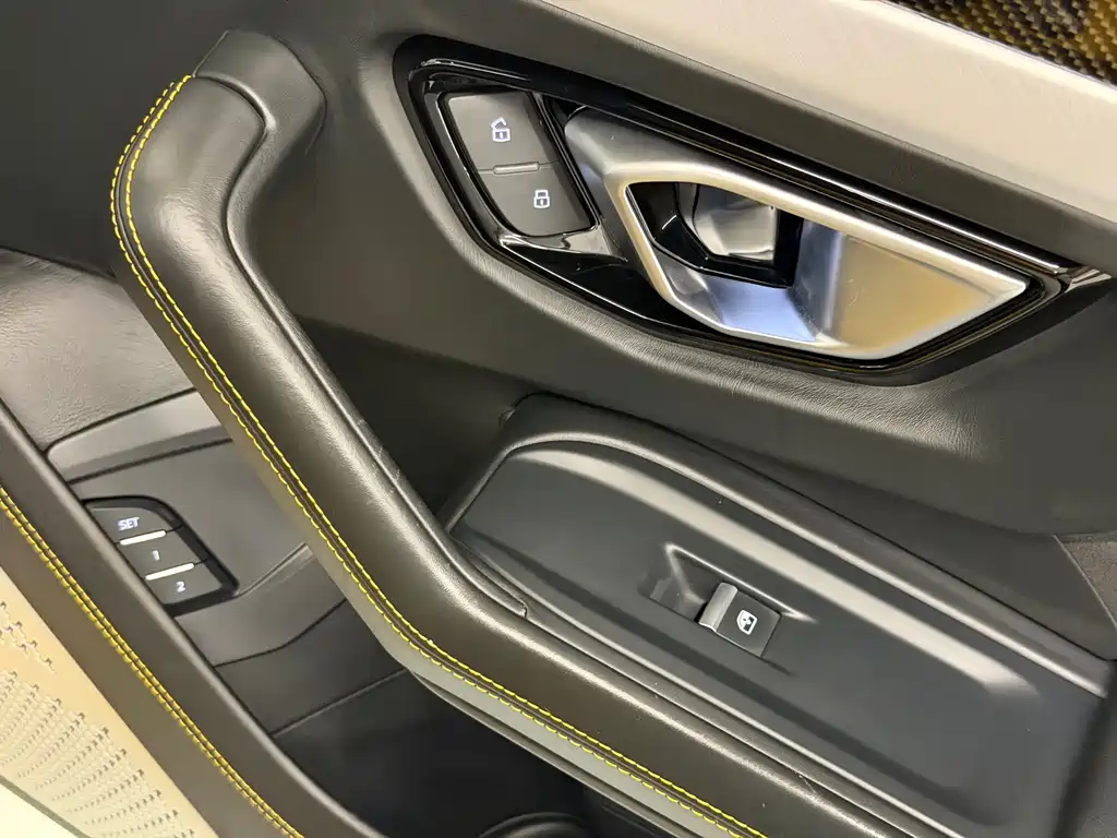 Lamborghini Urus 2019 — фото 16