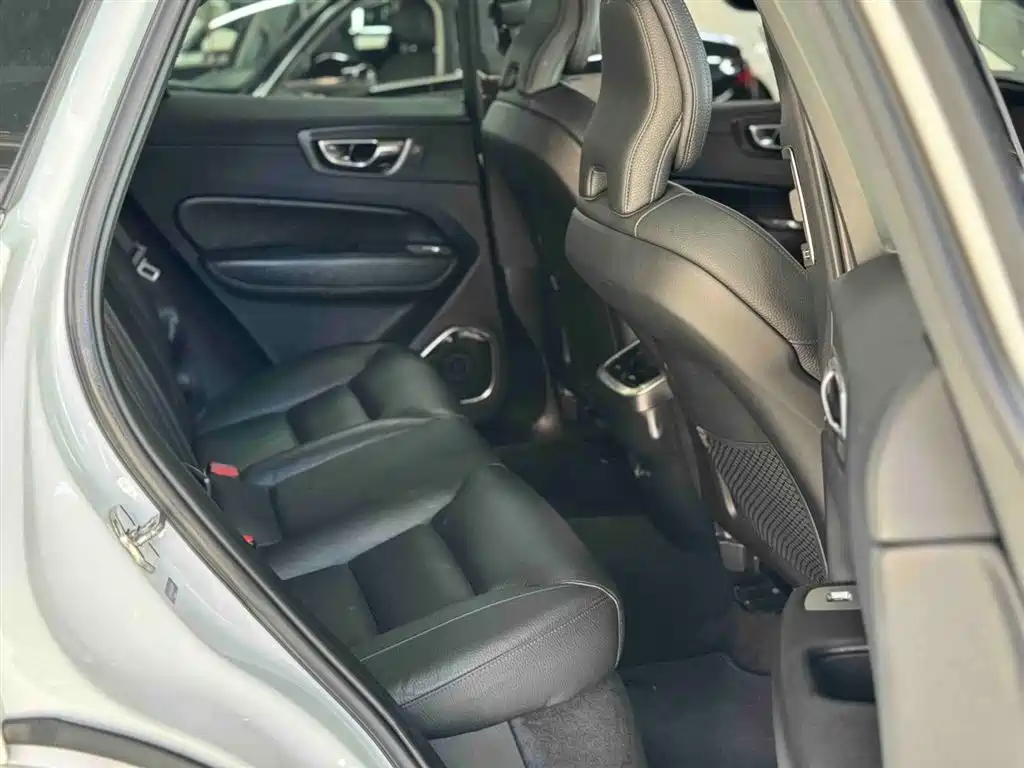 Volvo XC60 2019 — фото 10