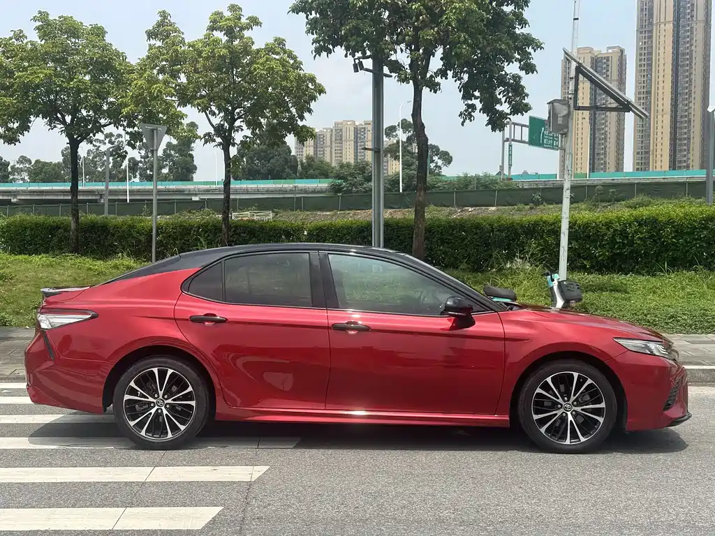 Toyota Camry 2018 — фото 7