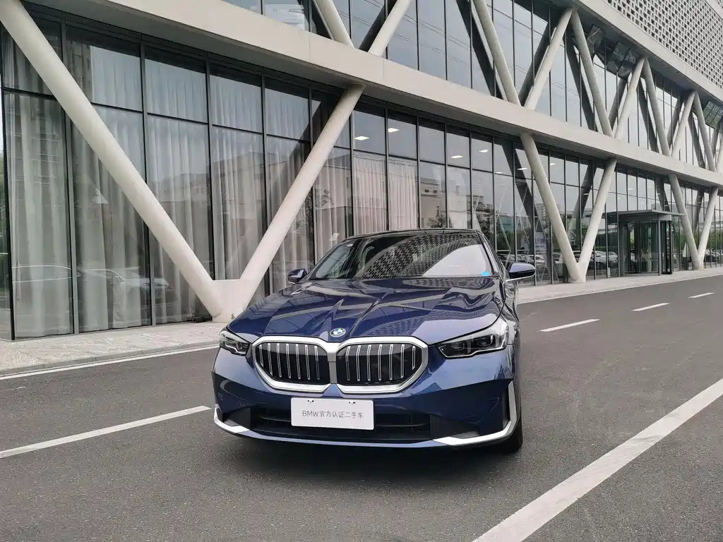 BMW 5 Series — фото 1