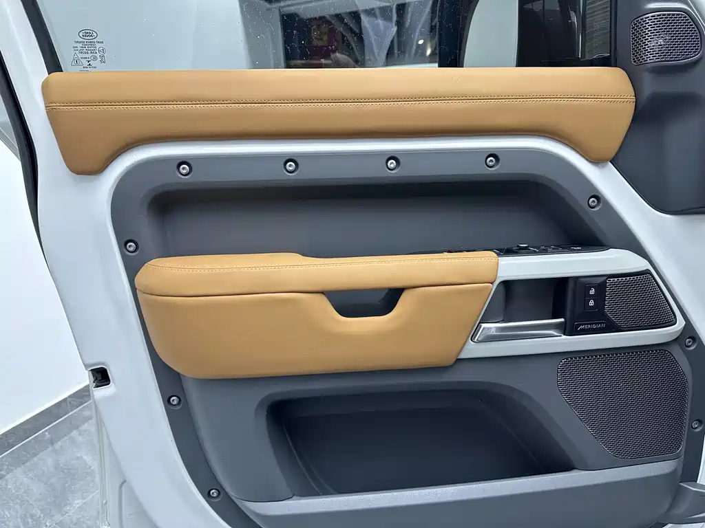 Land Rover Defender 2021 — фото 18