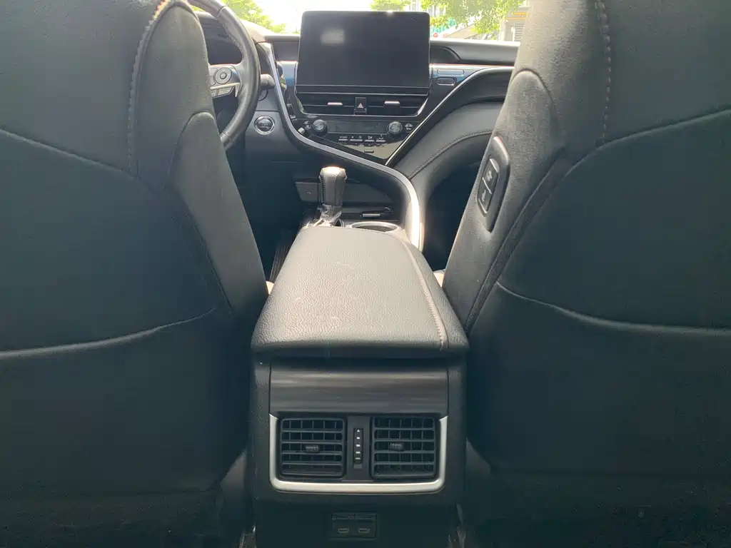 Toyota Camry 2023 — фото 17