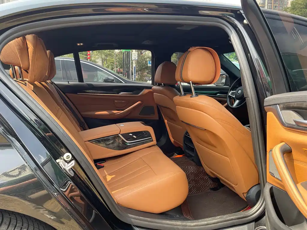 BMW 5 Series 2018 — фото 11
