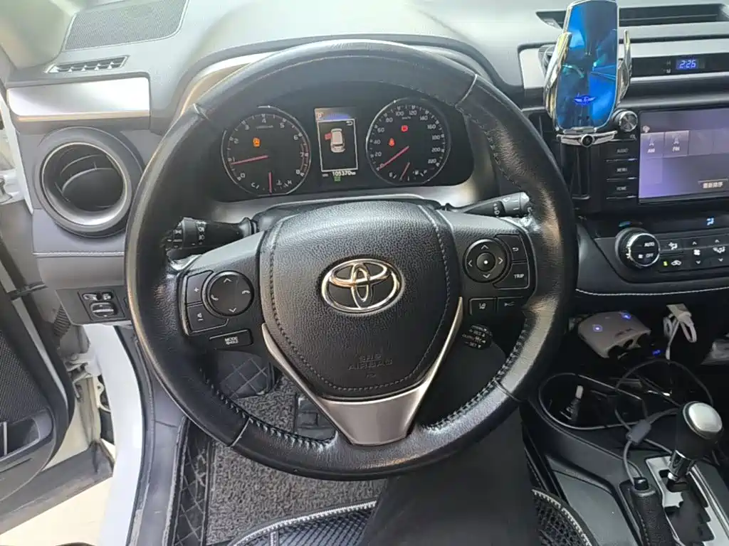 Toyota RAV4 2018 — фото 11