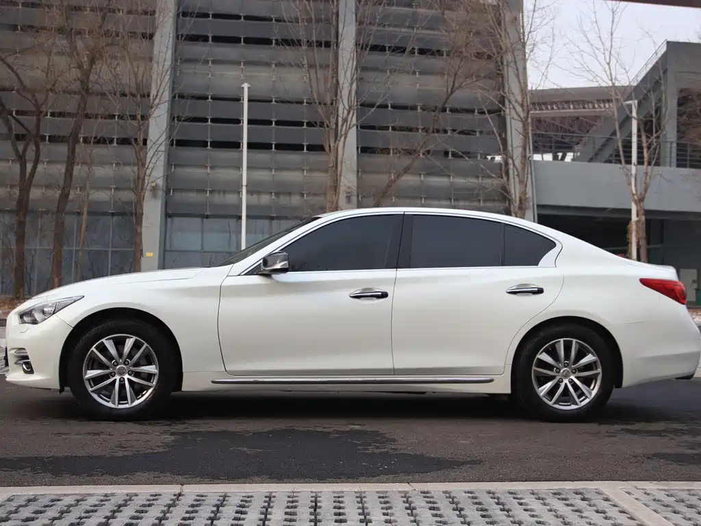 Infiniti Q50L 2015 — фото 18