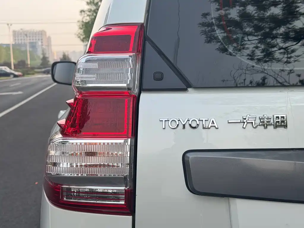 Toyota Prado 2017 — фото 2