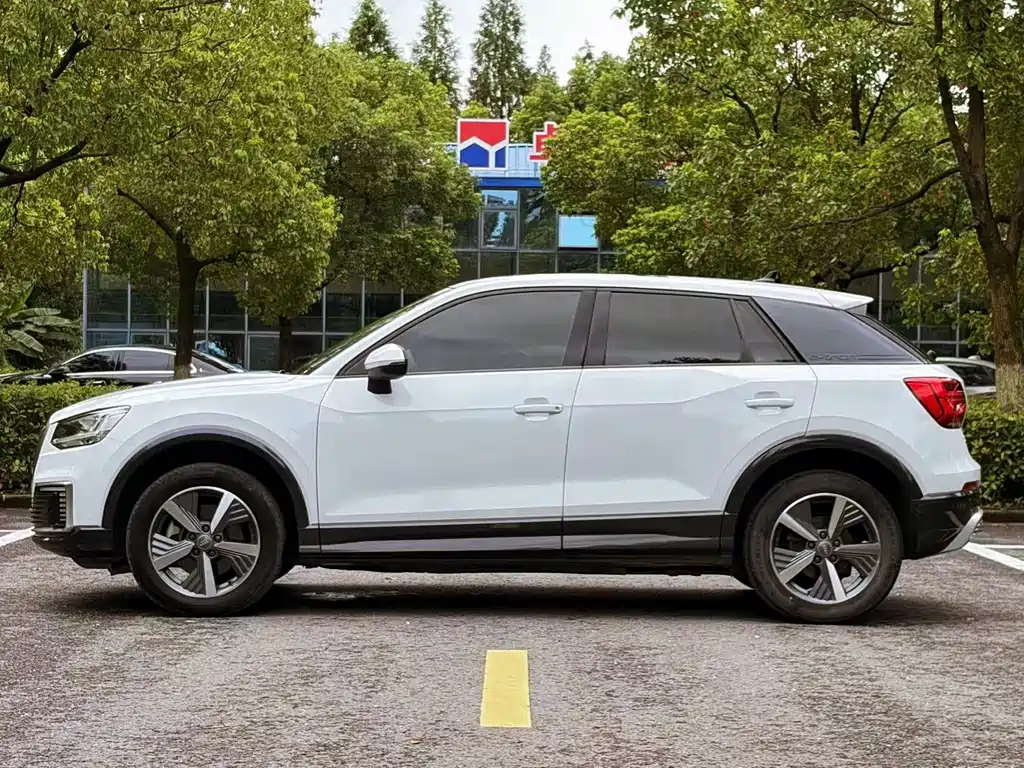 Audi Q2L E-Tron 2021 — фото 8