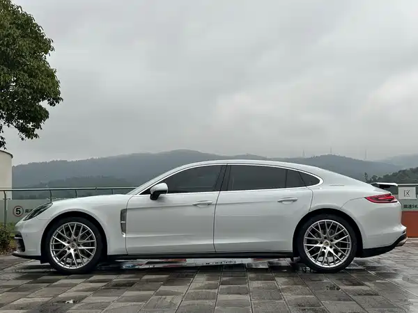 Porsche Panamera 2021