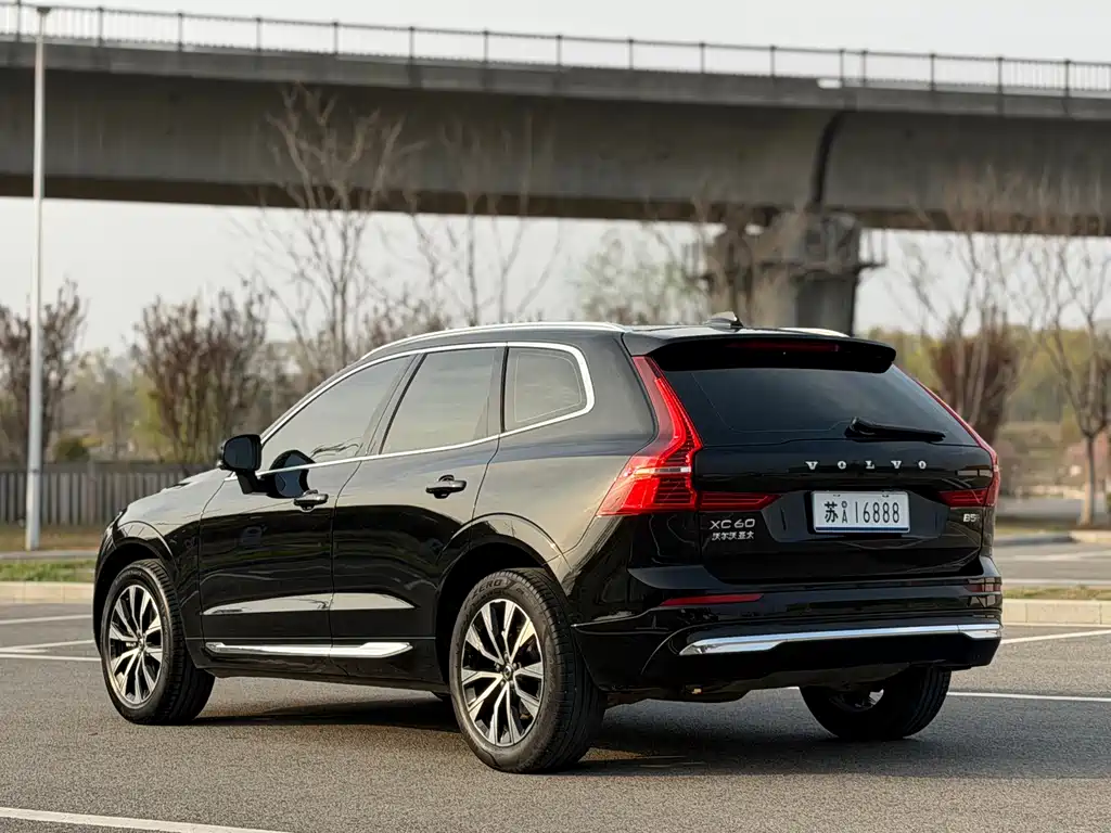 Volvo XC60 2023 — фото 4