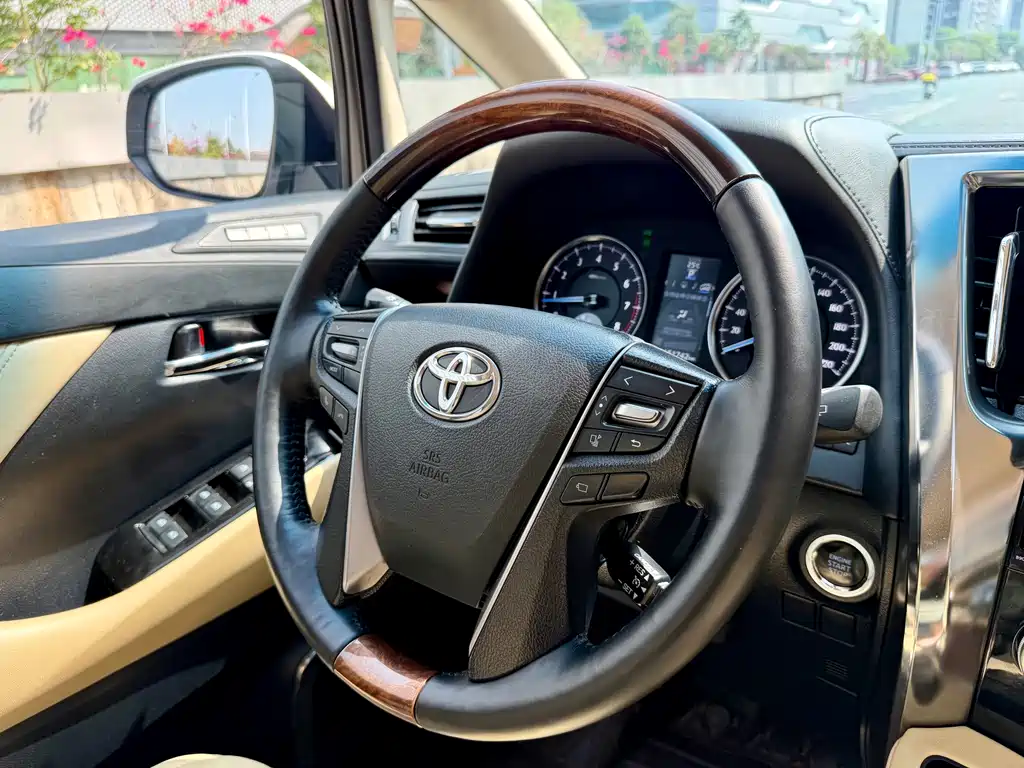Toyota Alphard 2017 — фото 33