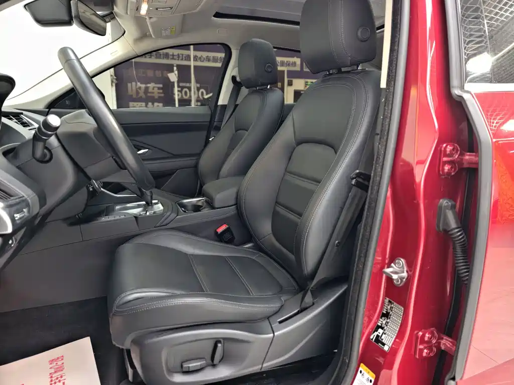 Jaguar E-PACE 2020 — фото 14