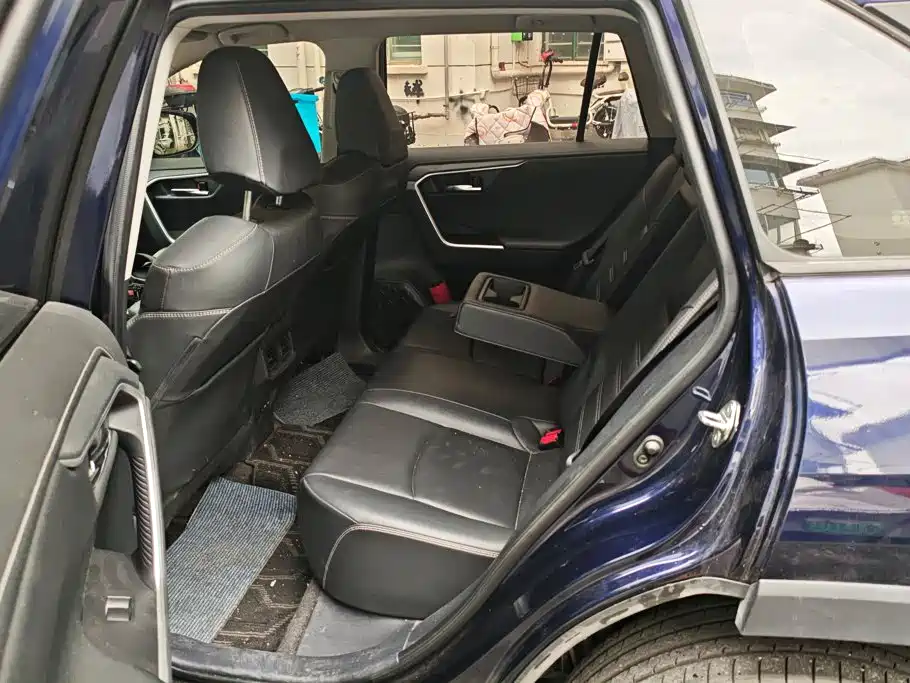 Toyota RAV4 2023 — фото 10