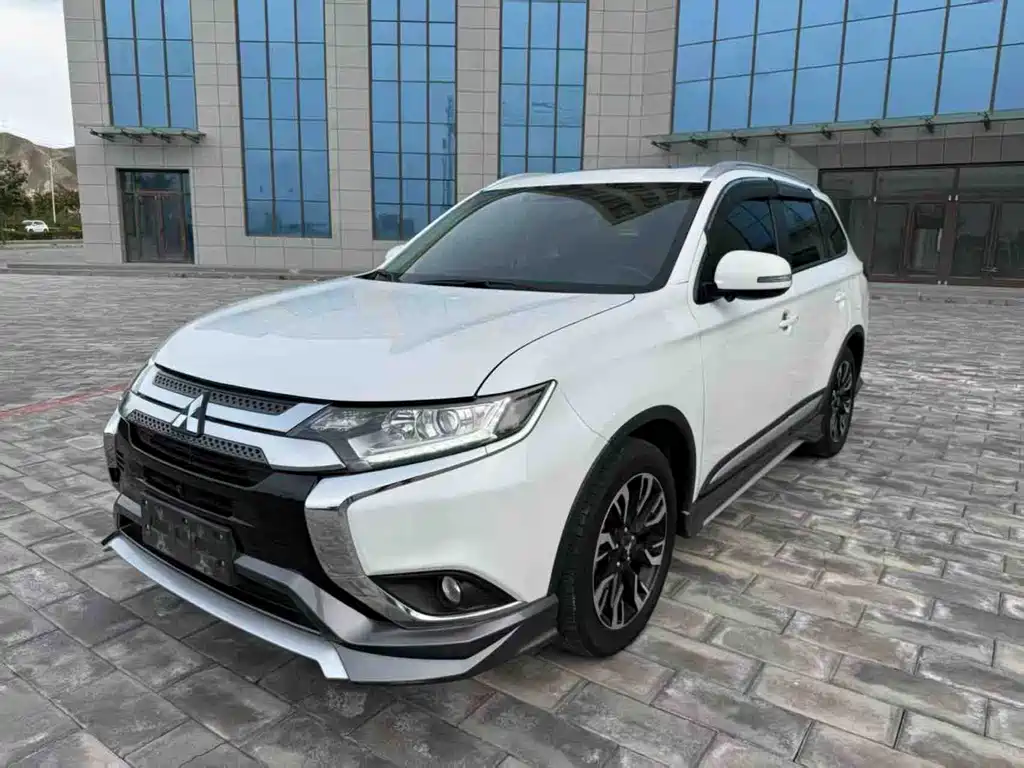 Mitsubishi Outlander 2022 — фото 2