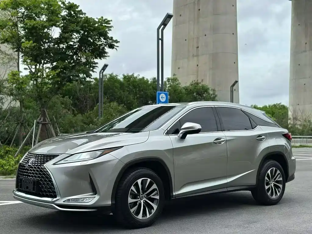Lexus RX 2022 — фото 1