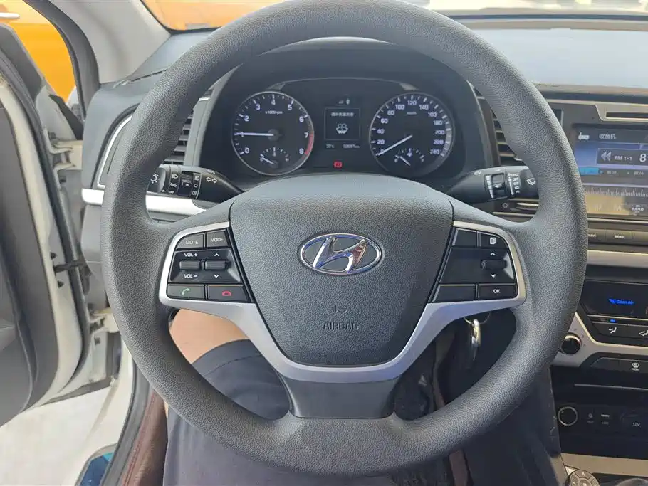 Hyundai Elantra 2018 — фото 15
