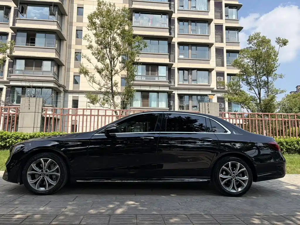 Mercedes-Benz E-Class 2020 — фото 25