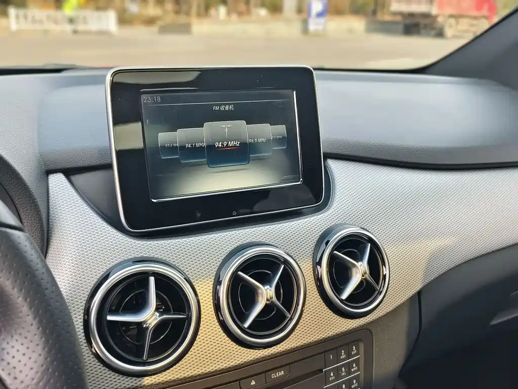 Mercedes-Benz B-Class 2017 — фото 24