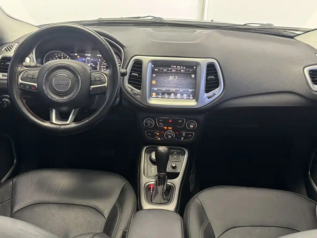 Jeep Compass 2018 — фото 10