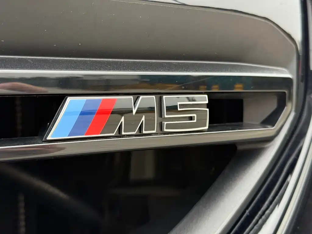 BMW M5 New Energy 2025 — фото 19