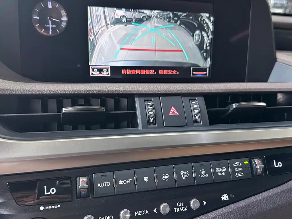 Lexus ES 2020 — фото 15
