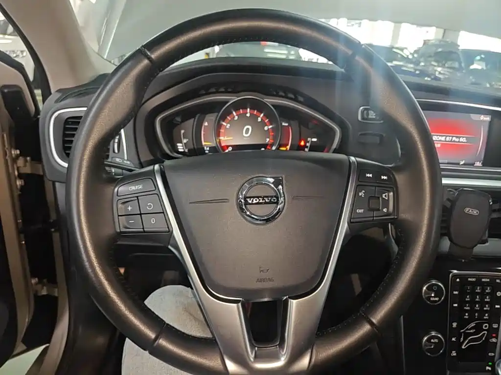 Volvo V40 2019 — фото 11