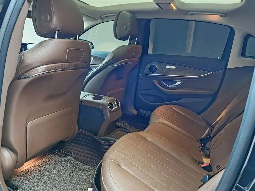 Mercedes-Benz E-Class 2019 — фото 12